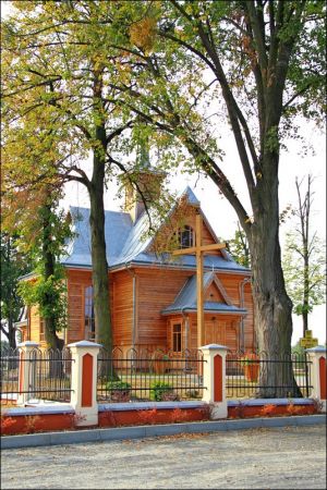 Drewniany kościół parafialny p.w. Matki Boskiej Śnieżnej , zbudowany w 1919 roku wg. projektu inż.arch. Kazimierza Osińskiego.
