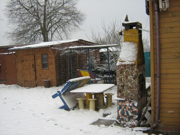 Gril czeka na wiosenne ciepło ,by zaprosić biesiadników do siebie.