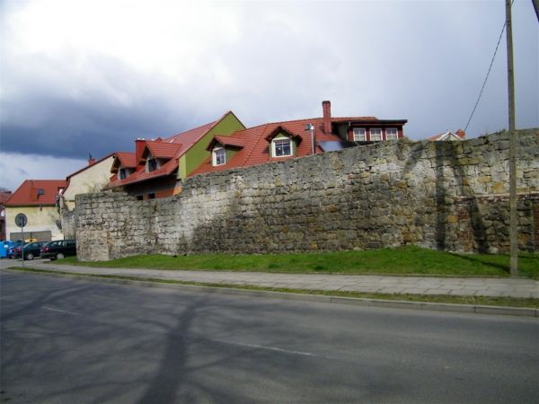 nie wiem na sto procent ale to chyba mury dawnego miasta zapewne obronne