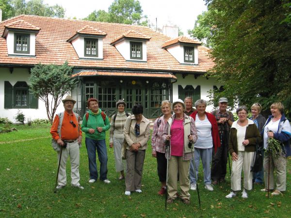 przed dworem, kiedyś Rodziny Wiktorów herbu Brochwicz, podczas rajdu z UTW.
