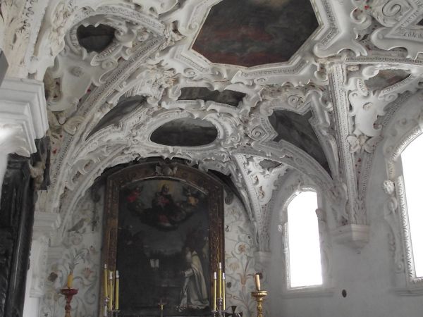 na sklepieniu "odczytamy" historię kamedułów - na zdjęciu: w kaplicy po prawej, tam też wejście do krypty grobowej.