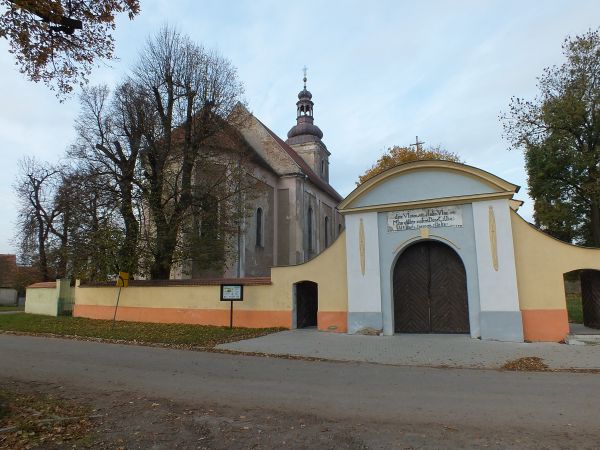 Kościół p.w Jana Chrzciciela /wielokrotnie przebudowywany ,ciekawe wnętrze/