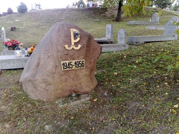 Głaz upamiętniający ofiary terroru stalinowskiego na cmentarzu komunalnym.