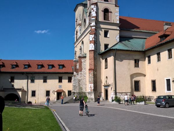 Tyniec to nie Kraków , ale mamy Tyniec w w nim dziedziniec. Klasztor Benedyktynów .