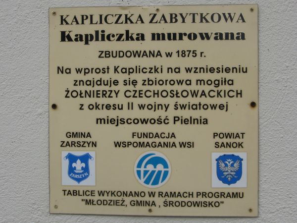 tablica informacyjna - po lewej na przedniej ścianie kaplicy.