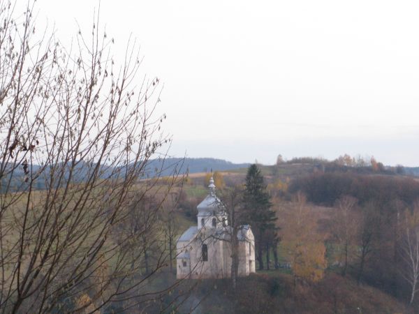 Cerkiew greckokatolicka w Wielopolu zbudowana w 1939r. Jest to świątynia filialna, pw. św.Michała Archistratega na planie krzyża z centralną kopułą - widok ze w