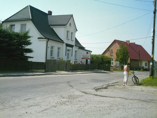 Zabudowania w Wilkowie,budynek na drugim planie datowany na 1908 r.