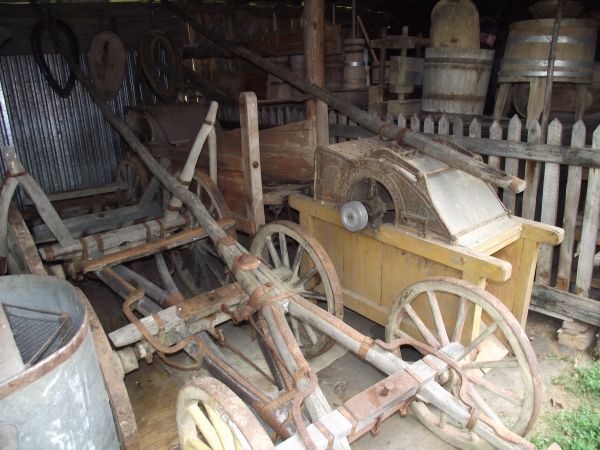 na skansenie u Tomka Kędry - na przysiółku Podlas, dla przypomnienia : beczki, cebry, ceberki, cebrzyki, dzieżki, niecki, skopki do dojenia krów, konwie do nosz