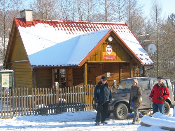 przed leśniczówką a obok plansza dydaktyczna - a b c  wędrowca.