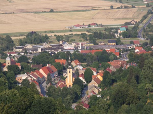 ze wzgórza fortecznego - z twierdzy - widok na miasteczko.