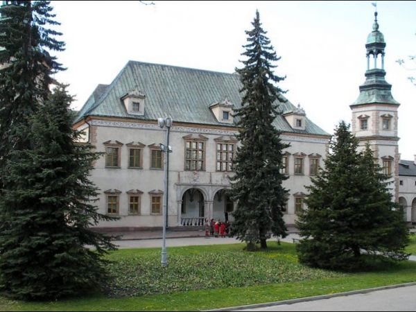 Najcenniejszy zabytek miasta - pałac biskupów krakowskich zbudowany w latach 1637/41. Obecnie Muzeum Narodowe w którym prezentuje się zabytkowe wnętrza i galeri