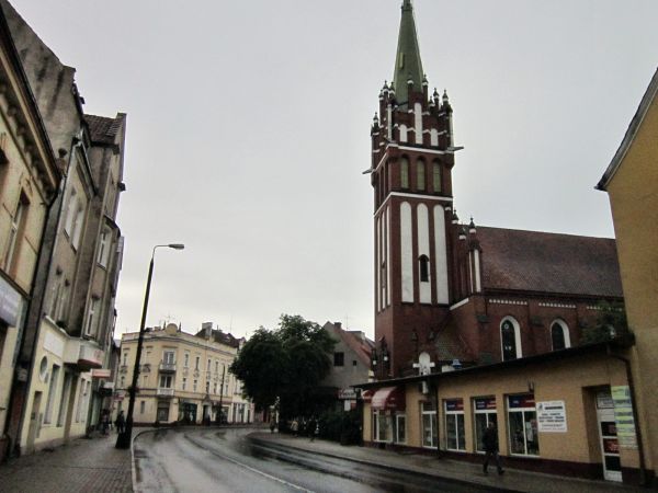 Kętrzyn-zabytkowe kamienice ulicy Sikorskiego,z prawej kościół św. Katarzyny 2012-06-11