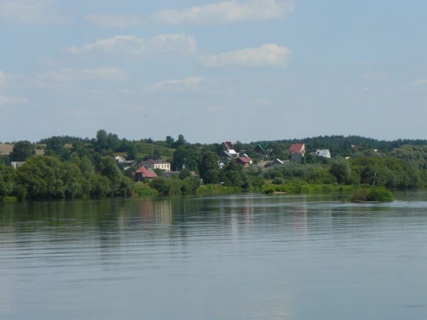 Widok na urozmaiconą zabudowę Mielnika od strony rzeki Bug