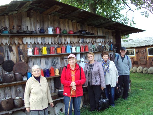 wśród obiektów i zbiorów w skansenie - n/z z mamą p. Tomka, przy okazji pozdrawiamy i dziękujemy, osobno za przyjęcie i gościnę.