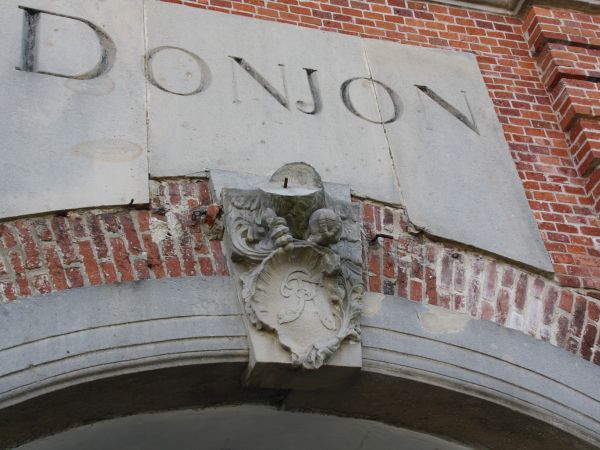 forteczna brama główna - nad arkadą portyku obdarzona przedstawieniem  kartusza herbowego.