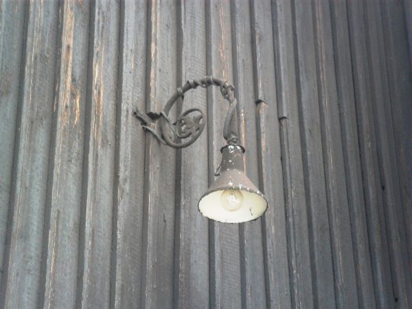 Stylowa lampa nad wejściem do kościoła