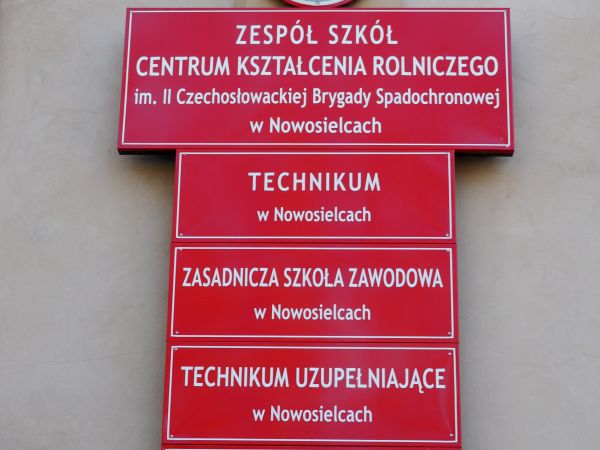 "szyld szkolny" - po prawej od wejścia do głównego obiektu zespołu szkół.