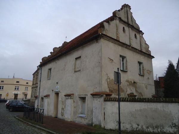 Daw. Organistówka z 1685, murowana, otynkowana, prostokątna, piętrowa częściowo podpiwniczona; w piownicach sklepienie kolebkowe. Na parterze w większej izbie o