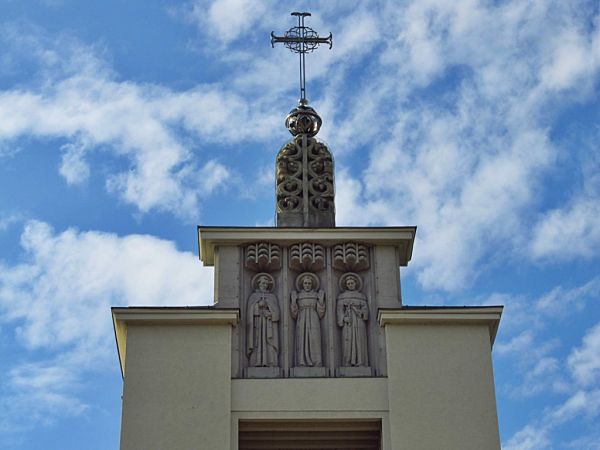 Górna część Bazyliki Mniejszej w Niepokalanowie na terenie franciszkańskiego klasztoru-sanktuarium w Niepokalanowie („Gród Maryi”)
