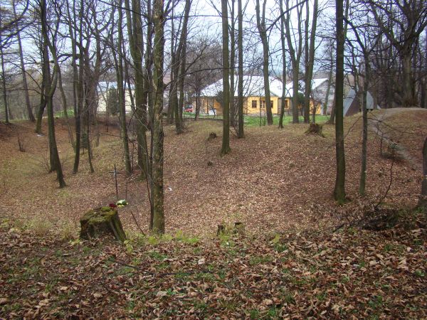 w fosie dwa krzyże, jeden żołnierza niemieckiego, który zginął w sierpniu 1944r podczas przechodzenia frontu, drugi - miejscowego młodzieńca, który tam znalazł