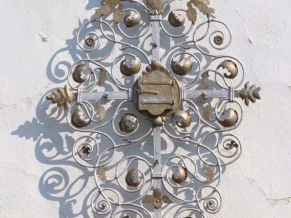 Element ozdobny na wejściem do kościoła