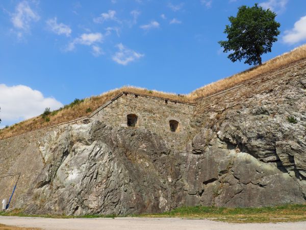 fragment fortecznych umocowań, kryjących magazyny żywności, higieny, leków, umundurowania, składy uzbrojenia i amunicji oraz prochownie.