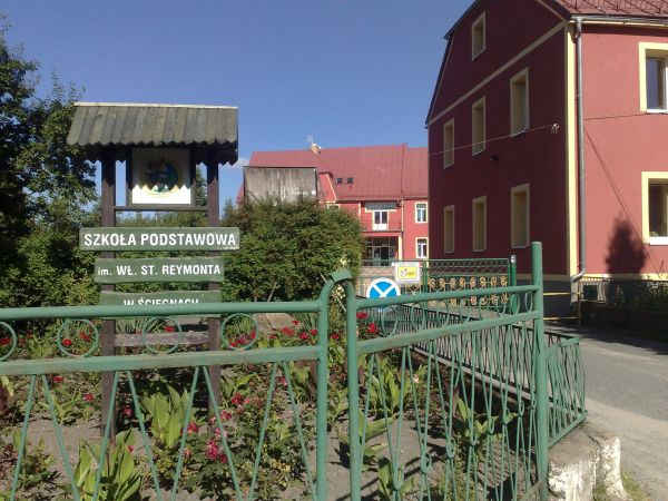 Szkoła Podstawowa w Ściegnach                          58-535 Miłków  TELEFON :   0 .... 75  7619-240  FAX. :    0 .... 75 7619-293  	  E-MAIL :     spsciegny@p