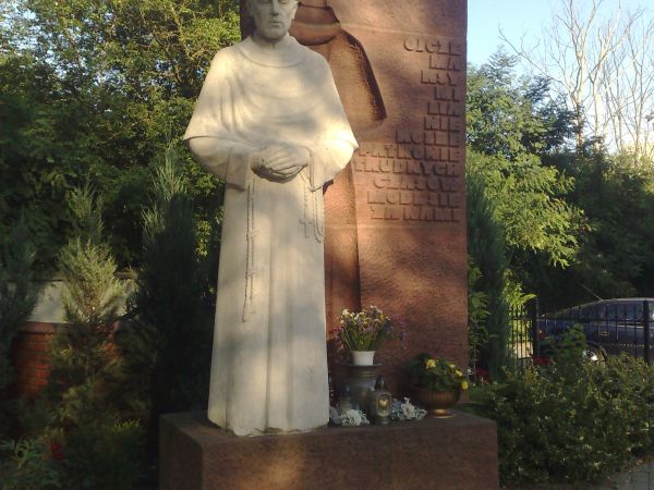 Pomnik Św. Maksymiliana  Kolbe przy Kościele pw. Niepokalanego Poczęcia NMP