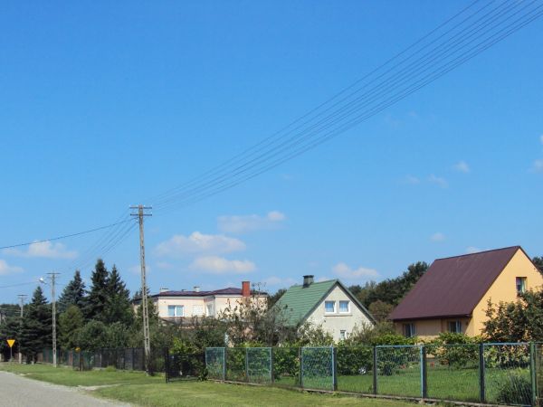 W głębi, w śród bujnej zieleni, widoczny budynek administracji Spółdzielni. Obecnie głównymi kierunkami produkcji w Spółdzielni są, uprawa roślin, głównie zbożo