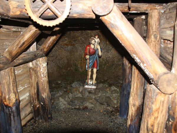 w wyrobisku, przy sztolni : kapliczka - może z figurą św. Szczepana z Jezuskiem - no bo święty ten jest patronem kamieniarzy, bo poniósł śmierć męczeńską przez