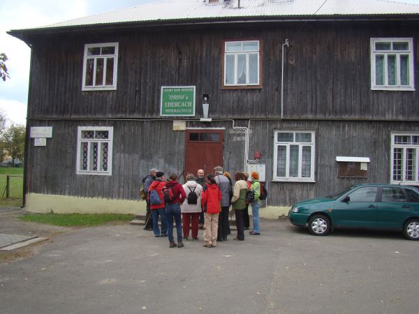 przed budynkiem dawnego Urzędu Gminy, bo Uherce siedzibą gminy były.