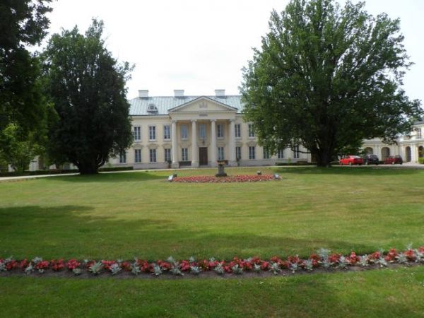 Anastazy Walewski herbu Kolumna - szambelan króla Stanisława Augusta Poniatowskiego - za zasługi i dla godności i tytułu - pałac ten w roku 1783 od króla otrzym