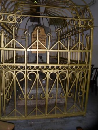 na kirkucie - cmentarzu żydowskim - grób cadyka Elimelecha, w Leżajsku był  rabinem w latach 1775-86, zmarł w 1787r. - do jego grobu corocznie w rocznicę śmierc