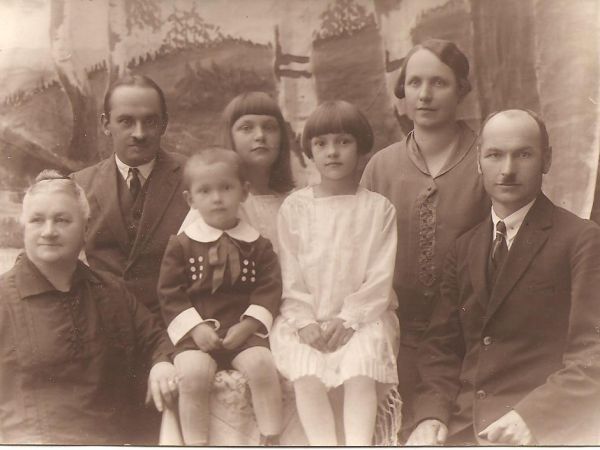 Rodzina Trojanów nauczyciele z Bochni.Pierwszy z prawej Stanisław Trojan,obok niego Julia Trojan,oraz ich dzieci Alina Trojan,Jan Trojan i Zofia Trojan.Lata 30.