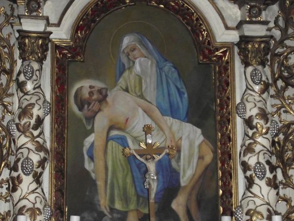w ołtarzu głównym: obraz Matki Boskiej Bolesnej - Pieta, z kręconymi kolumnami, o bogatej dekoracji snycerskiej z bujnego akantu - pochodzi z cerkwi w Uluczu.
