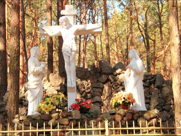 Bazylika Zwiastowania NMP w Leżajsku – wzniesiona w miejscu, gdzie według tradycji ukazała się w 1590 roku Tomaszowi Michałce Matka Boska. Sprawują nad nią opie