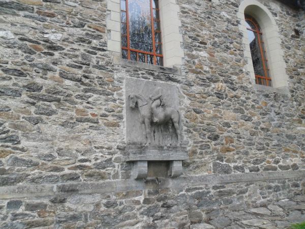 rzeźba tzw Jeźdźca Bez Głowy na ścianie kościoła