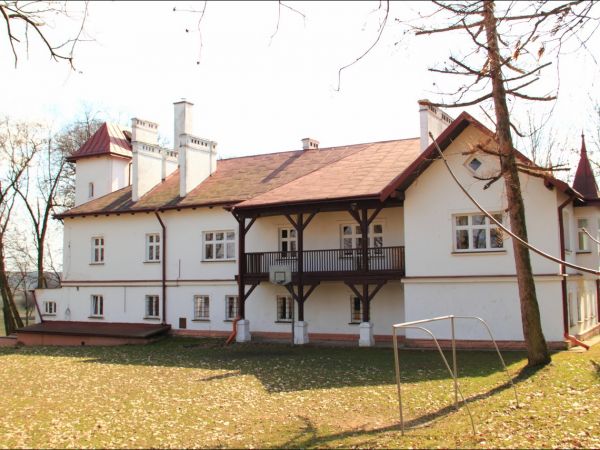 Dwór z XIX w. Gruntownie przebudowany w 1910 roku. Obecnie szkoła podstawowa .  Park krajobrazowy z aleją dojazdową z XIX w.