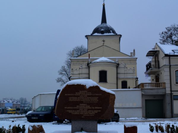 Jeden z najnowszych pomników. W tle cerkiew przy ul. Ruskiej.
