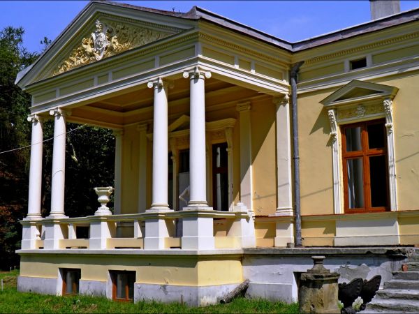 Pałac Turnauów w Urzejowicach z 1887 roku i park krajobrazowy .