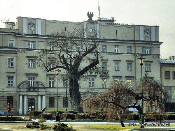 Lublin, poczta główna przy placu litewskim. Przed budynkiem nieistniejący już "baobab" (tak nazywano olchę ) - foto. Krzysztof Goleń