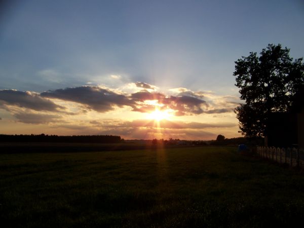 Przebłysk zachodzącego słońca