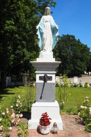 figura Matki Bożej - na skwerze przy kościele pw. św. Zygmunta.