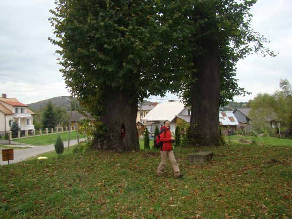 na wzgórzu cerkiewnym - tam ślady podmurówki i pomniki / krzyże nagrobne.
