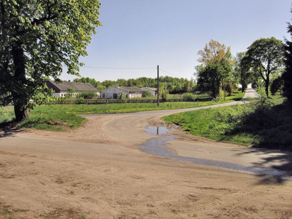 Dawne budynki PGR w Pudwągach przy głównej drodze nr.594 Kętrzyn-Święta Lipka 2012-05-08