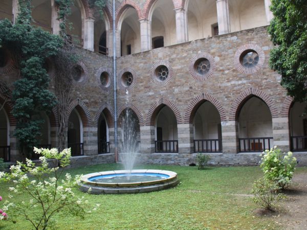 wewnętrzny pałacowy dziedziniec - i ogrom prac konserwatorskich a jeszcze "większy ogrom" do wykonania - zapraszam do wnętrz, przeraża...