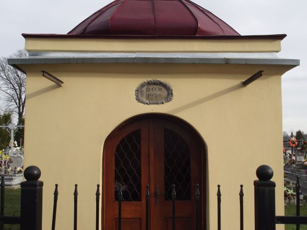 kapliczka wzniesiona ok. poł. XIX wieku, murowana z kamienia i  cegły, potynkowana. Na rzucie zbliżonym do kwadratu, zewnątrz gzyms kostkowy. Dach kalenicowy, w