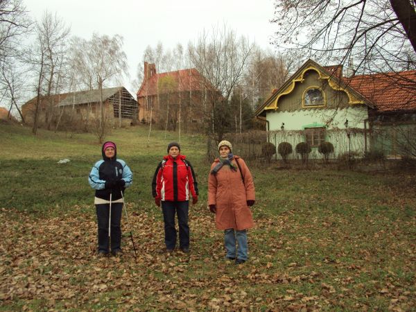 przed: z parku -  widok na budowany kościół i pozostałości gospodarskich dworskich obiektów.