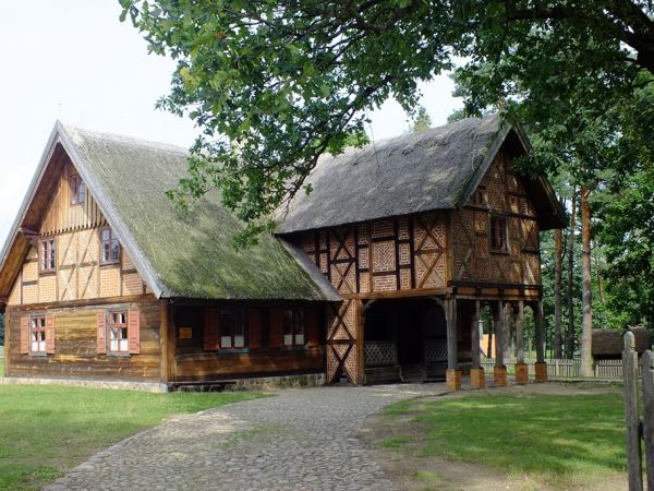 Muzeum Budownictwa Ludowego - Park Etnograficzny: chałupa z wystawką podcieniową