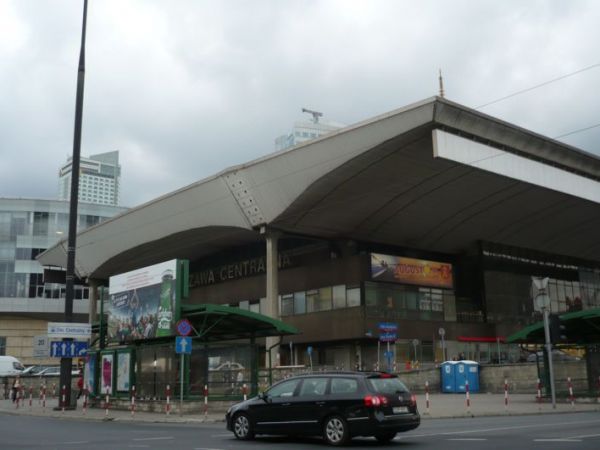 Dworzec Centralny z okna samochodu.